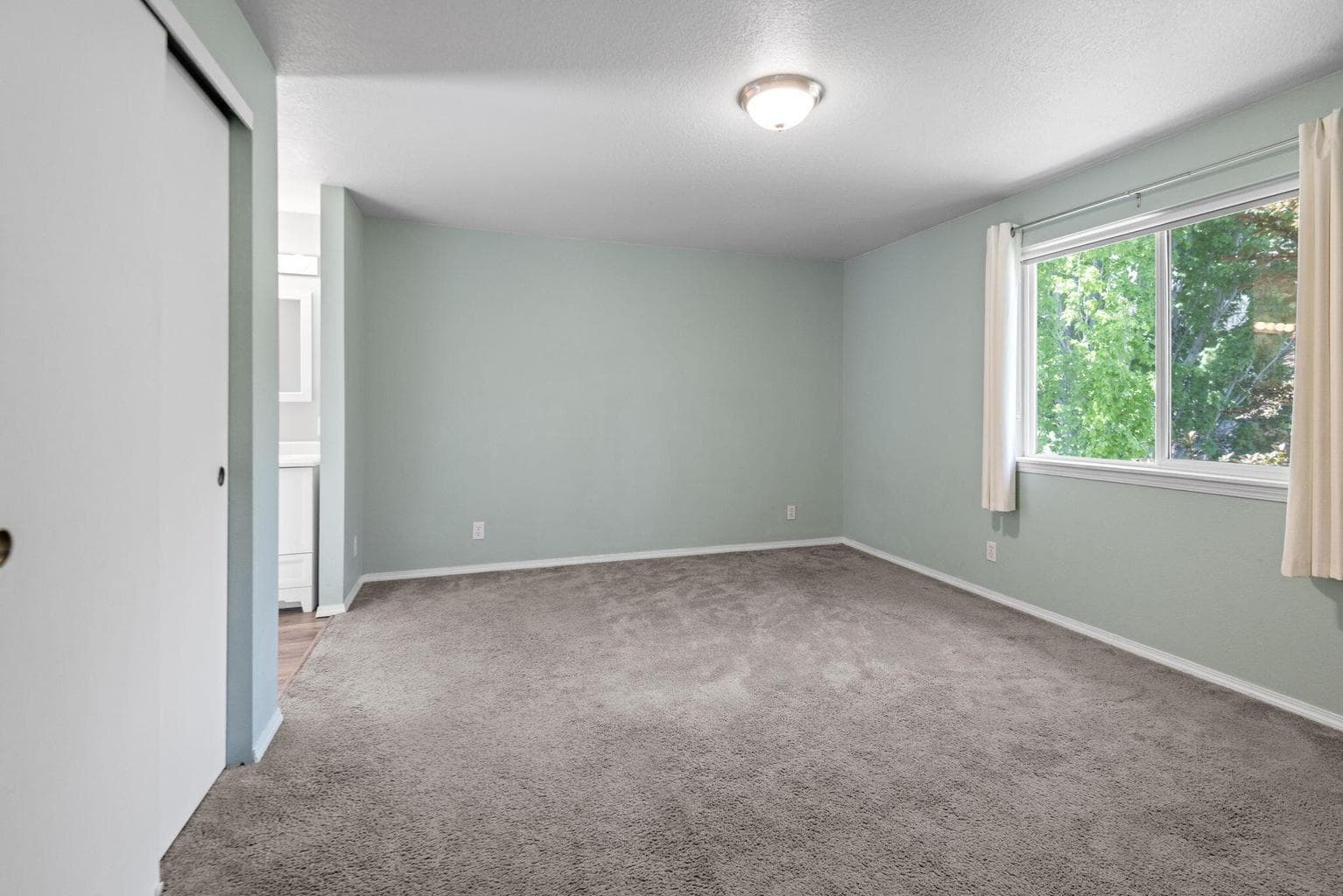 Photo of 1131 NE Locksley Drive 12 of 23