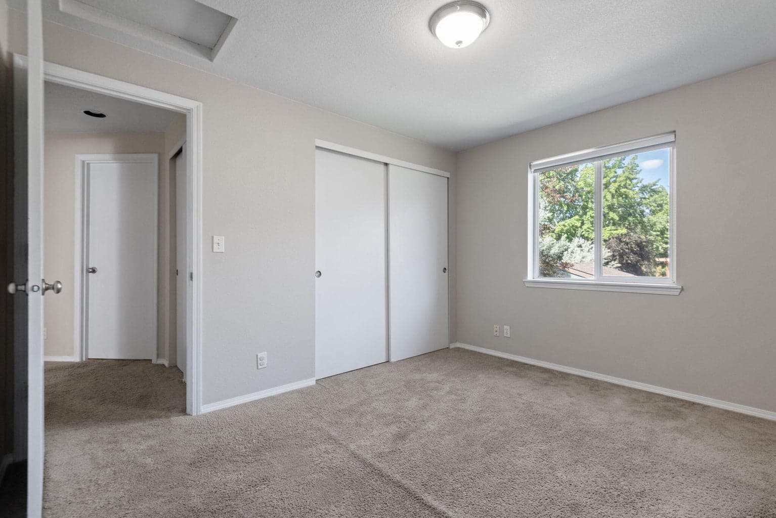 Photo of 1131 NE Locksley Drive 16 of 23
