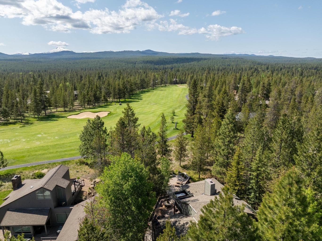 Peaceful setting near the Deschutes River and National Forest.