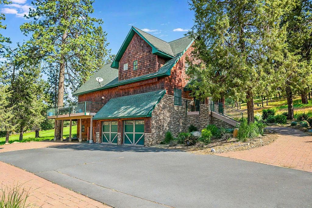 5850 Coopers Hawk