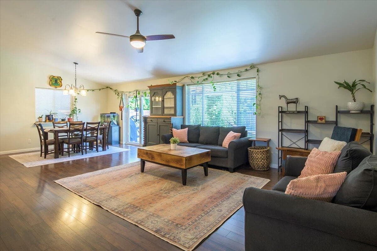 Photo of 2201 SW Stonehedge Court 7 of 35