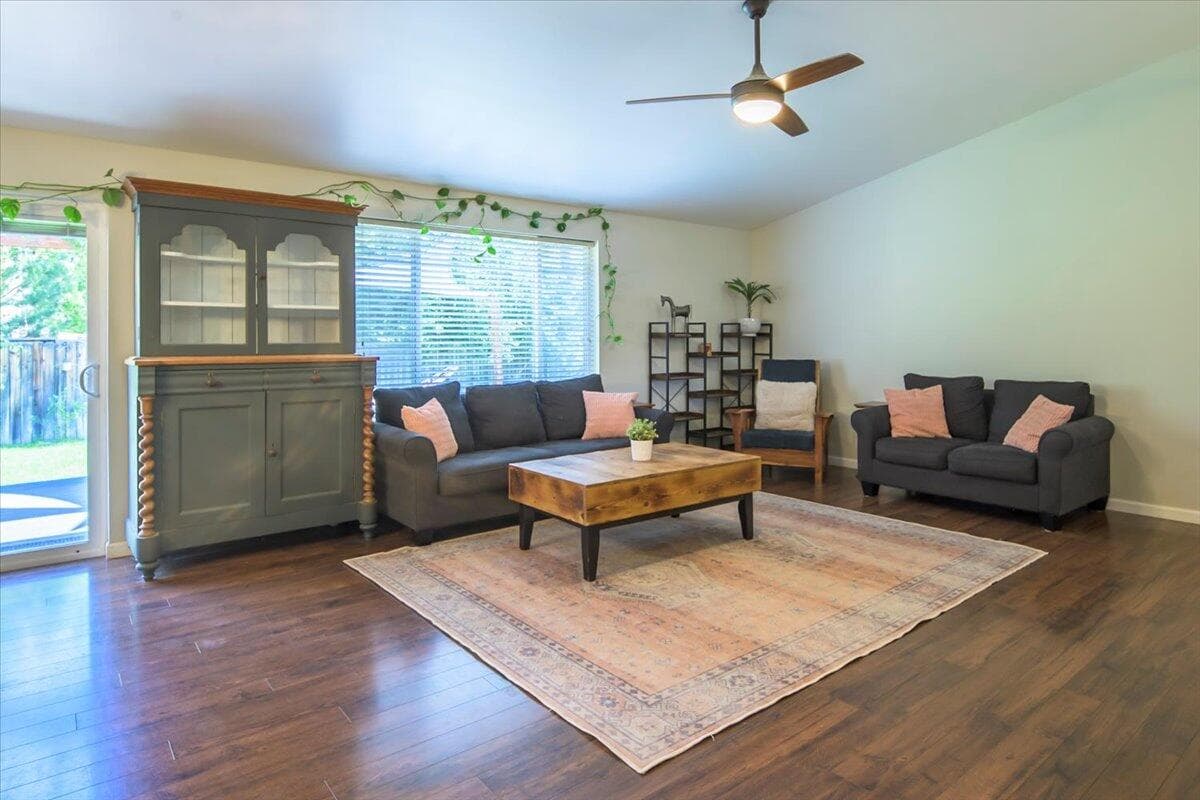 Photo of 2201 SW Stonehedge Court 8 of 35