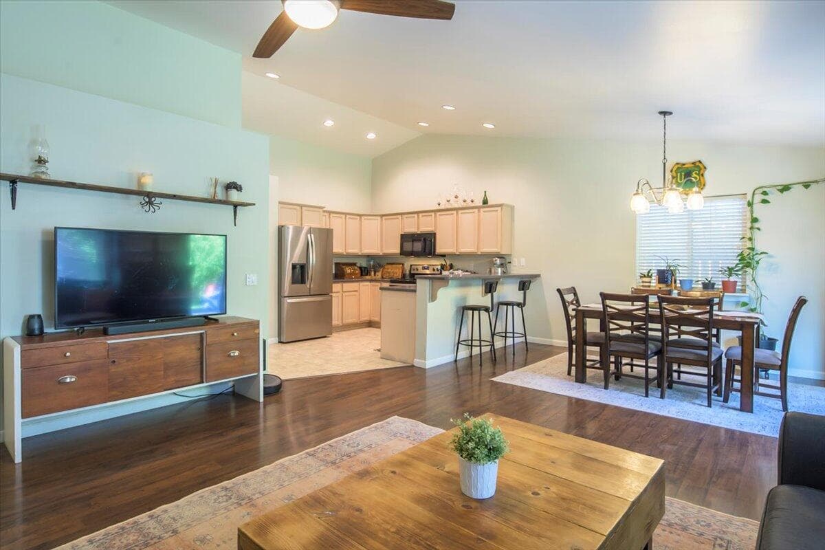 Photo of 2201 SW Stonehedge Court 10 of 35