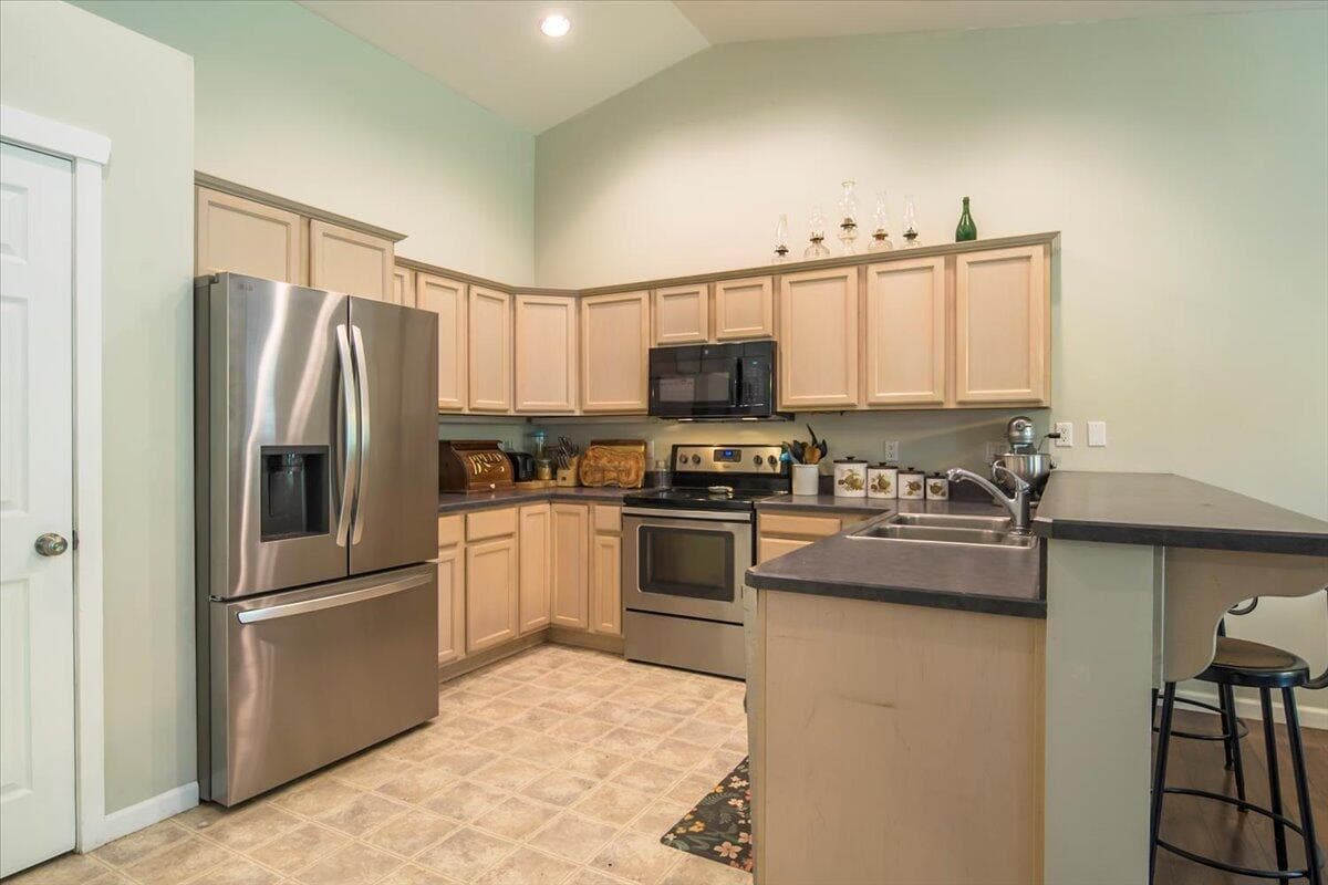 Photo of 2201 SW Stonehedge Court 13 of 35