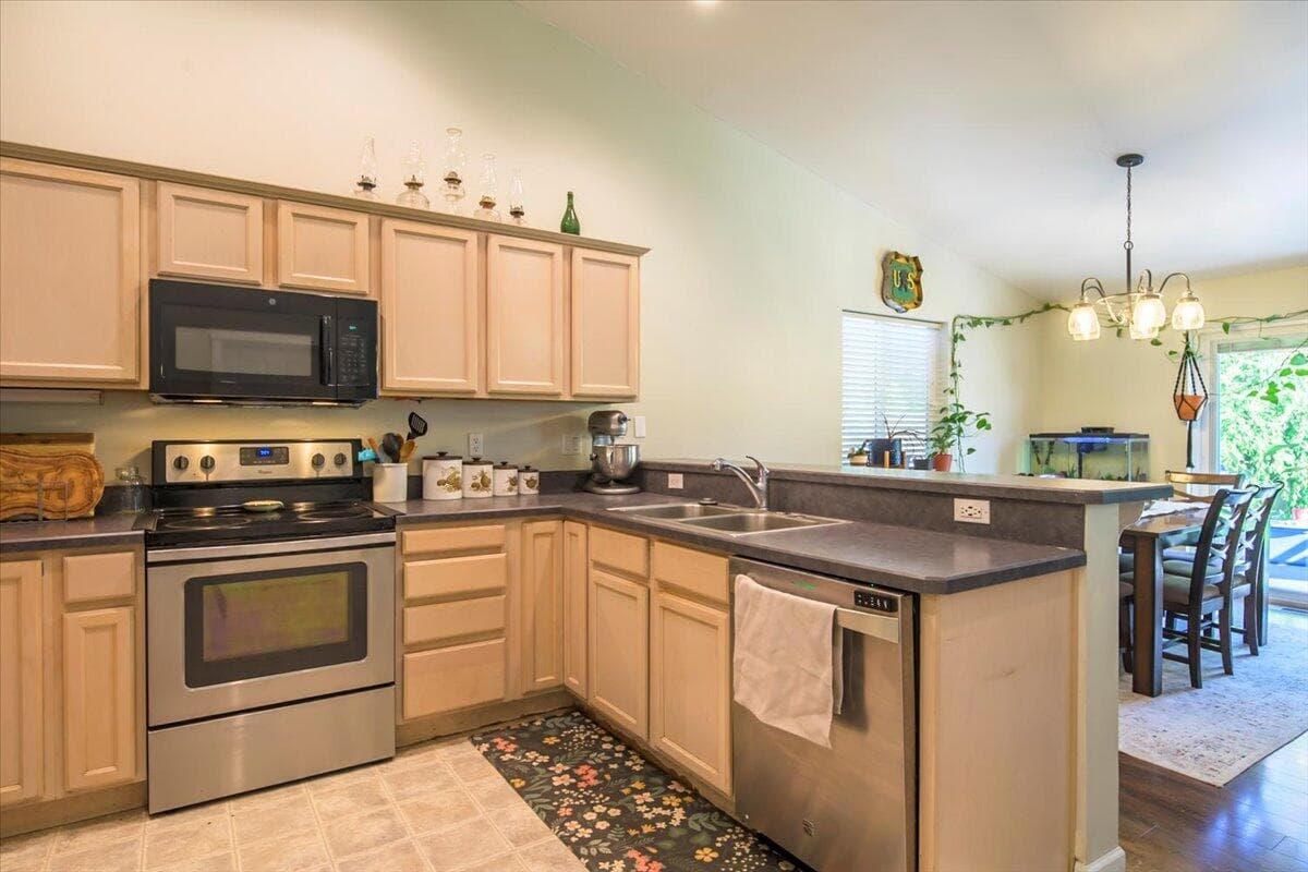 Photo of 2201 SW Stonehedge Court 15 of 35