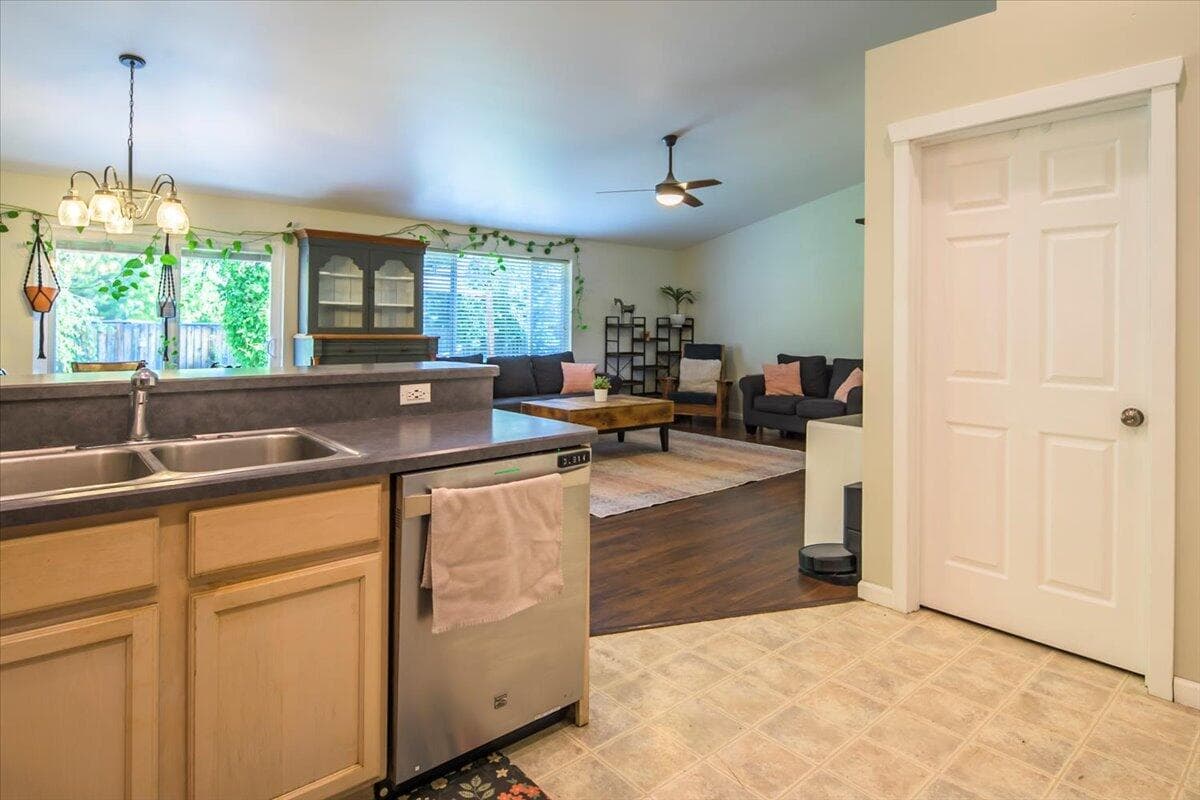 Photo of 2201 SW Stonehedge Court 16 of 35