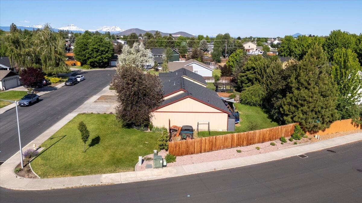 Photo of 2201 SW Stonehedge Court 32 of 35