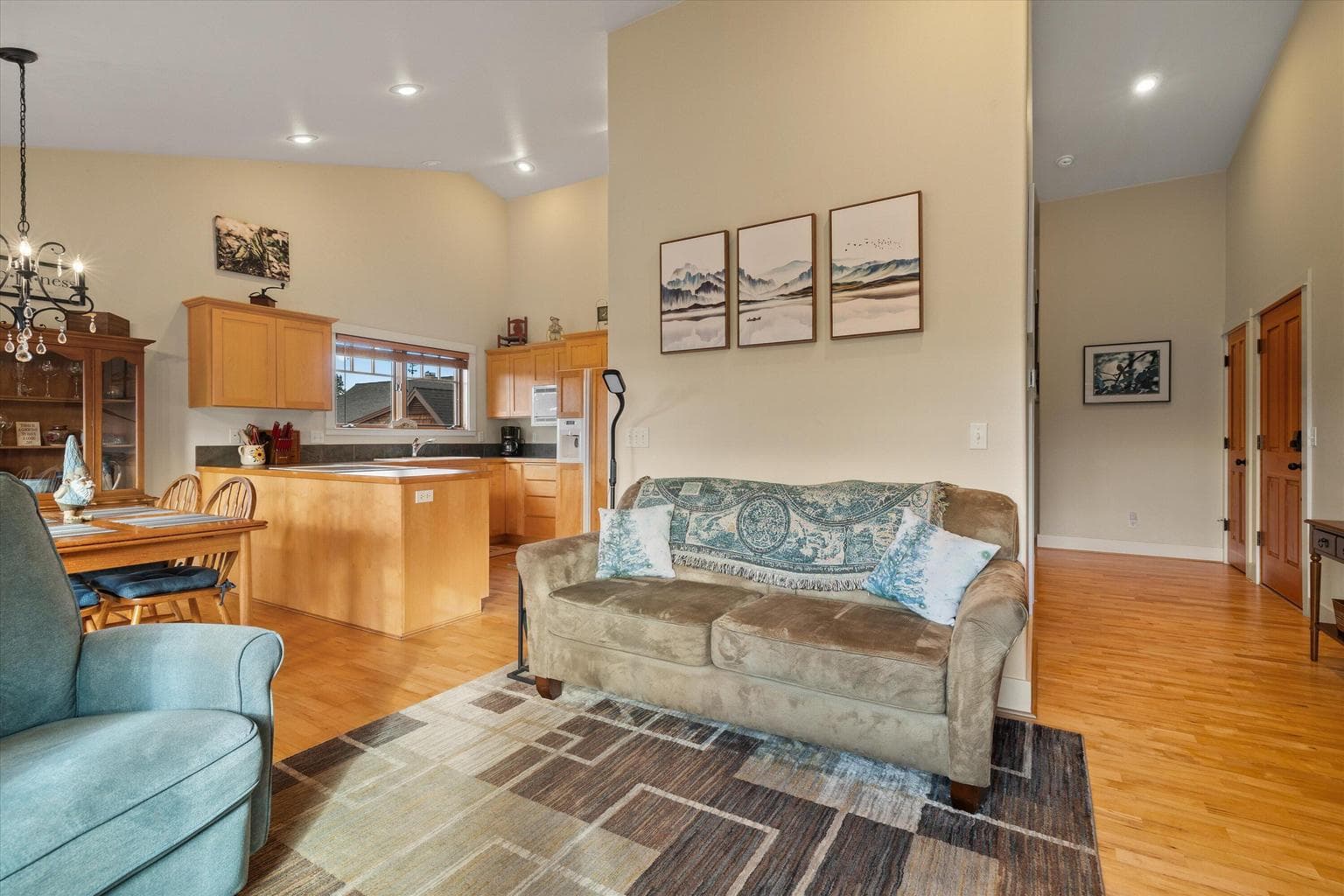 Photo of 568 Jefferson 5 of 22