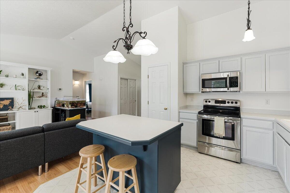 eat in breakfast bar in kitchen