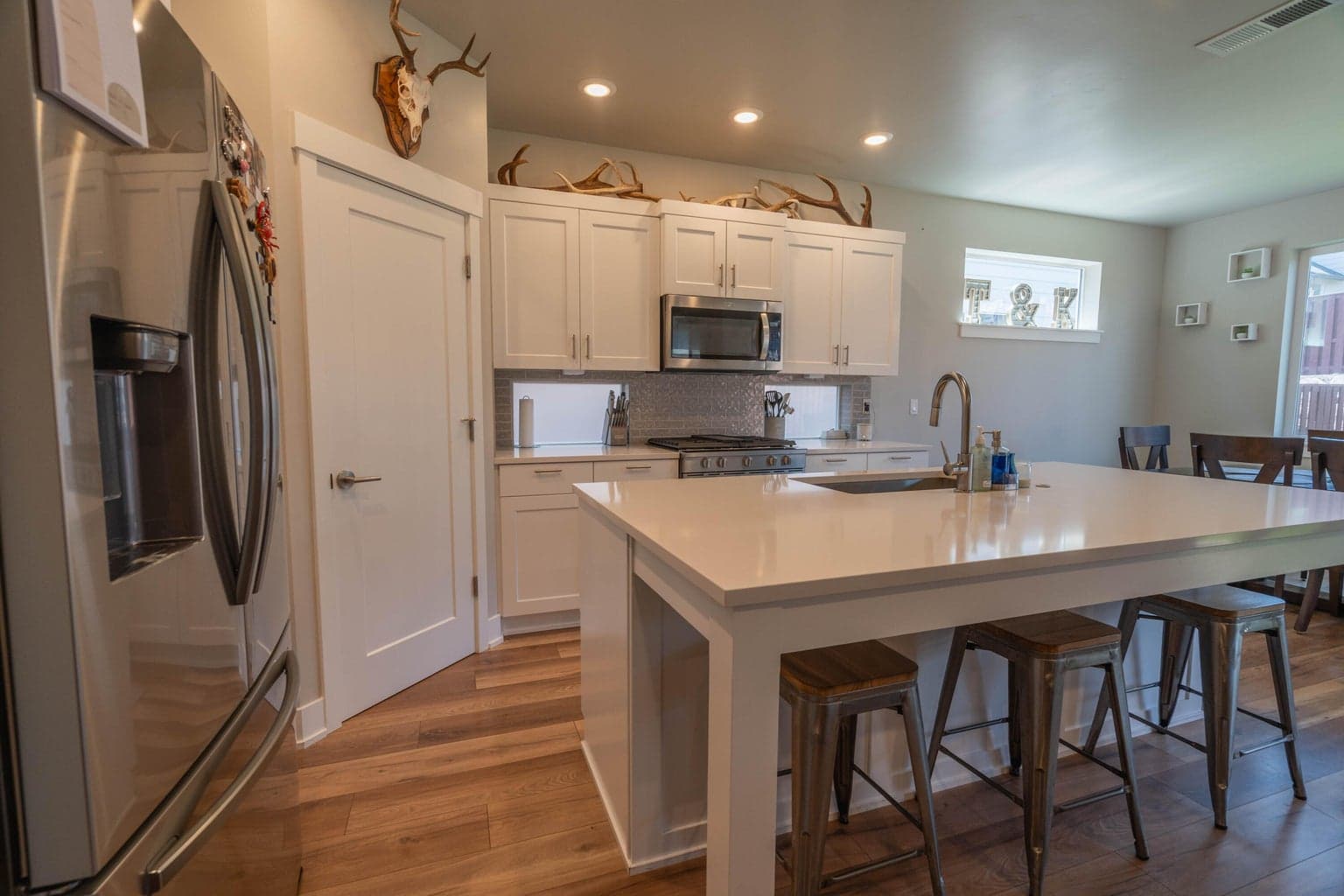 Photo of 1144 NE Henry Drive 6 of 40