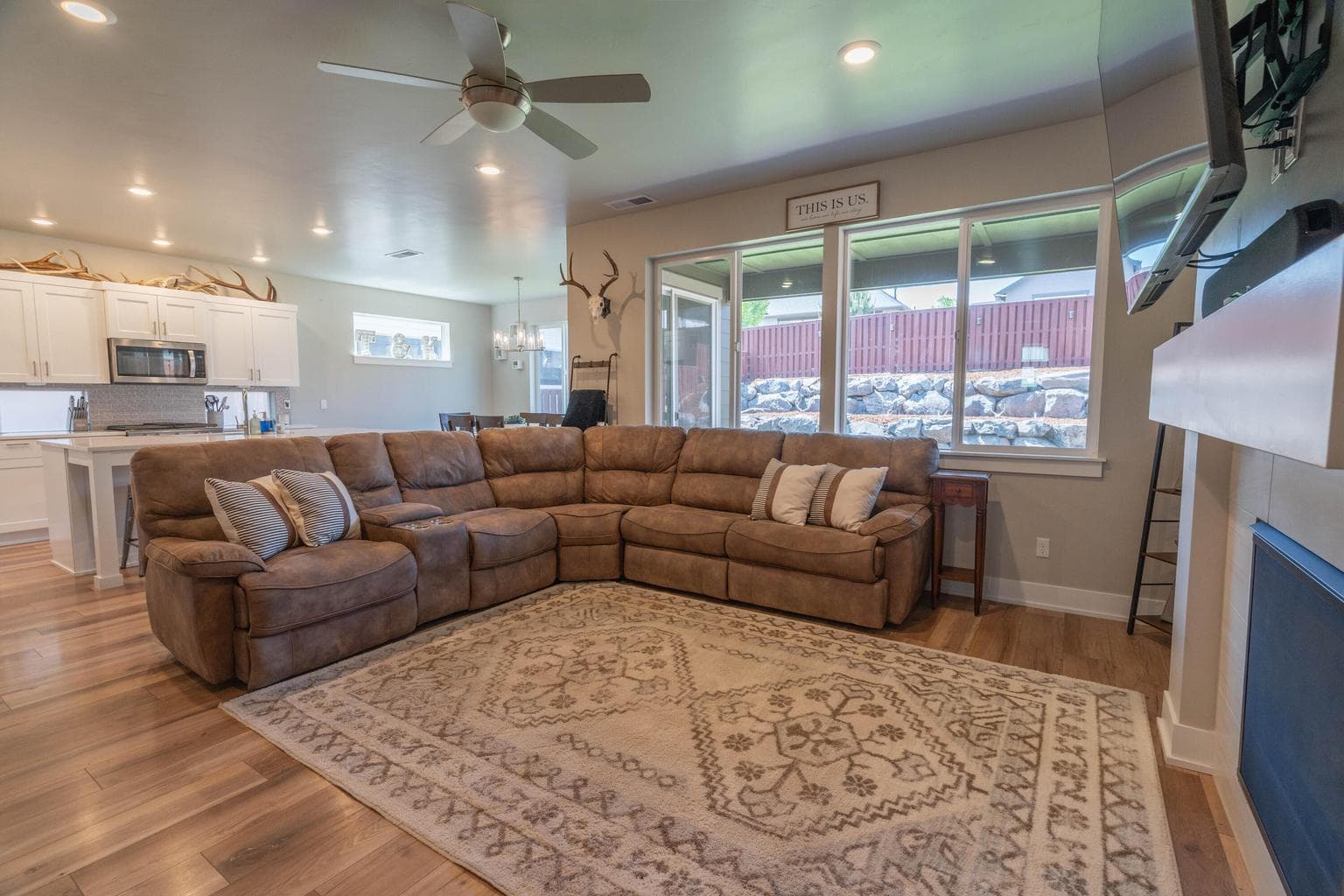 Photo of 1144 NE Henry Drive 9 of 40