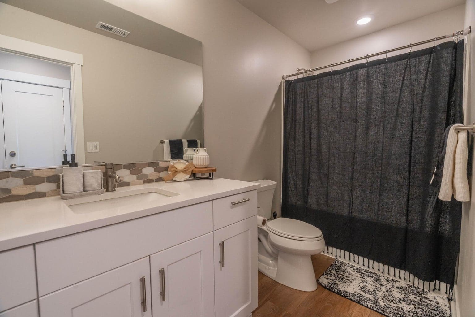 Photo of 1144 NE Henry Drive 25 of 40