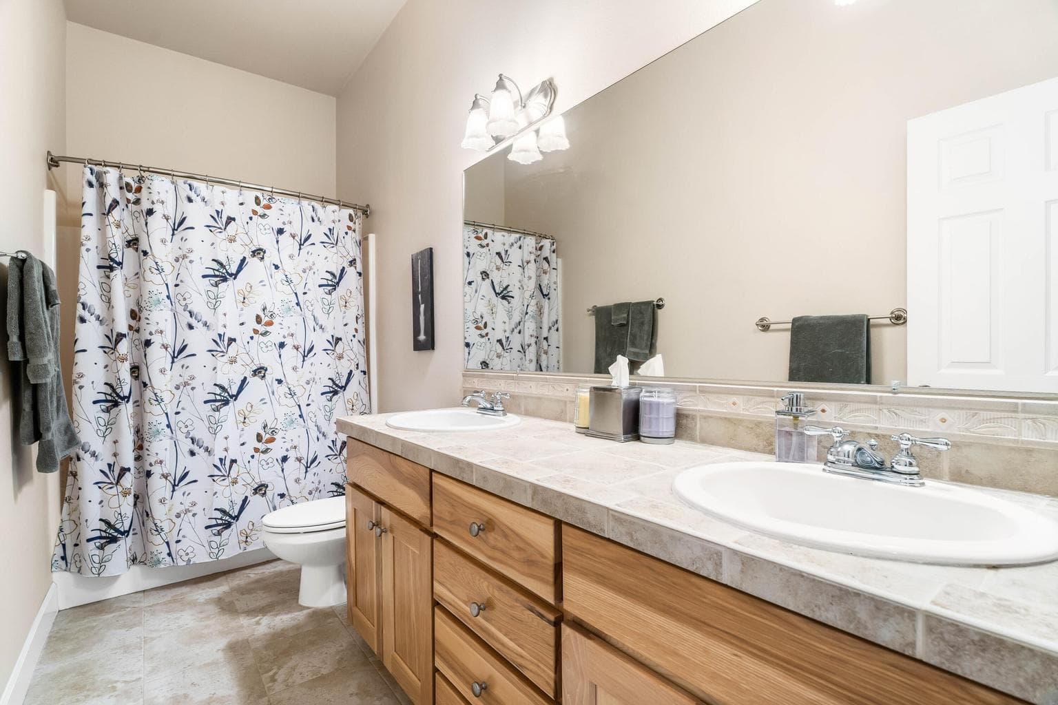 Full Bathroom 1