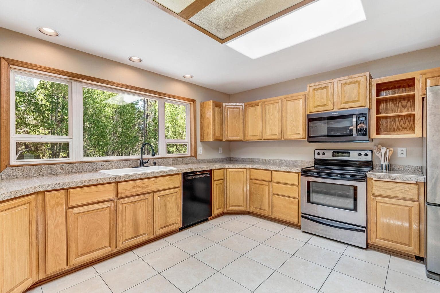 Photo of 15777 Sheila Way 8 of 41