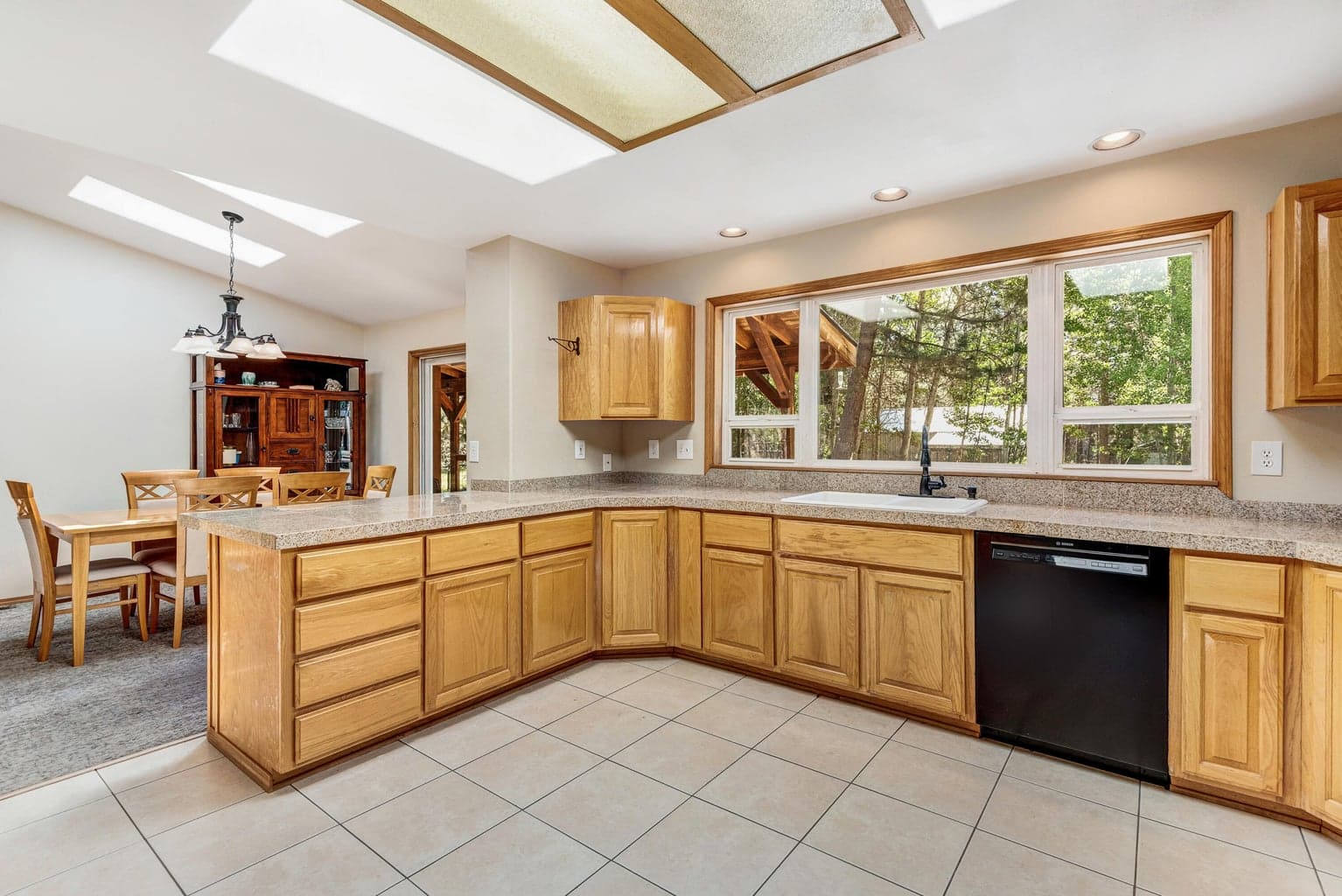Photo of 15777 Sheila Way 9 of 41