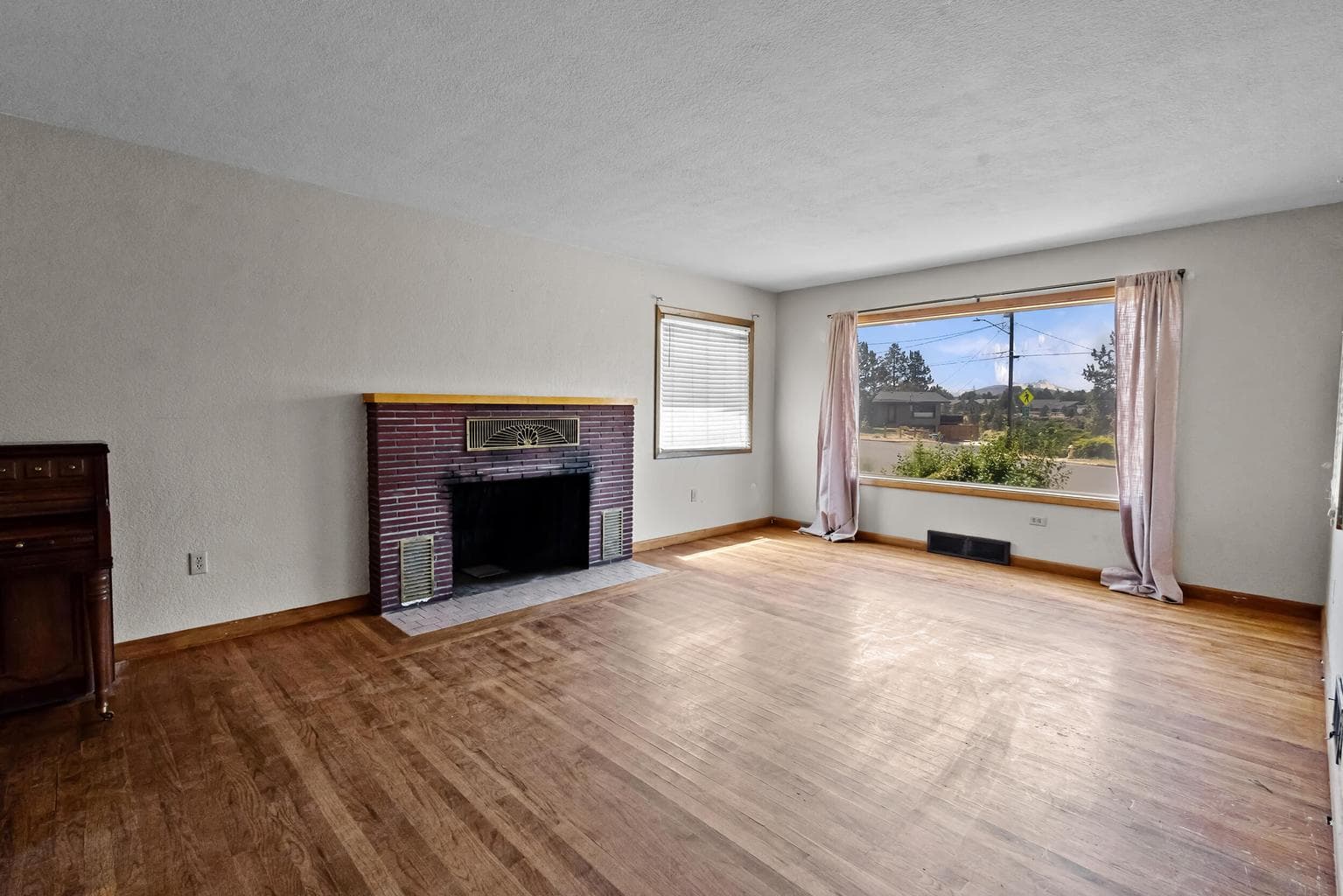 Photo of 608 NW Canyon Drive 6 of 30
