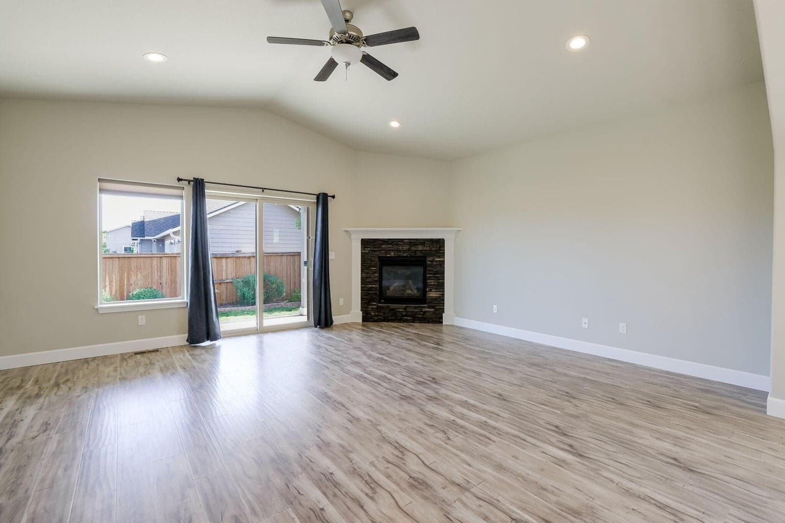Photo of 2563 NW Elm Place 8 of 32