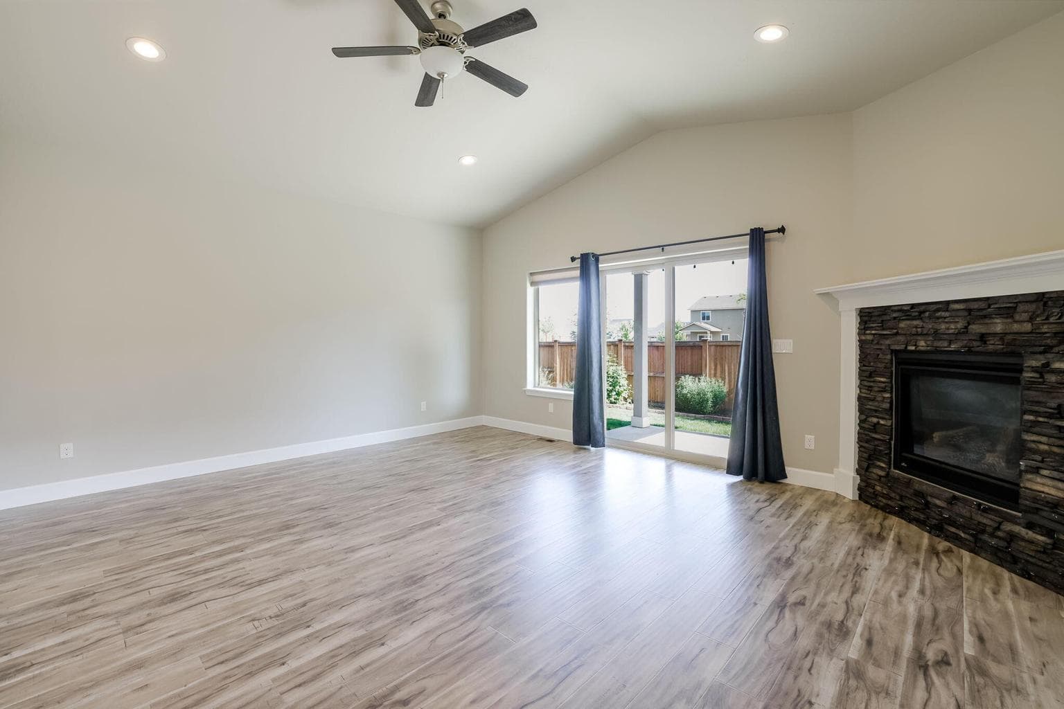 Photo of 2563 NW Elm Place 9 of 32