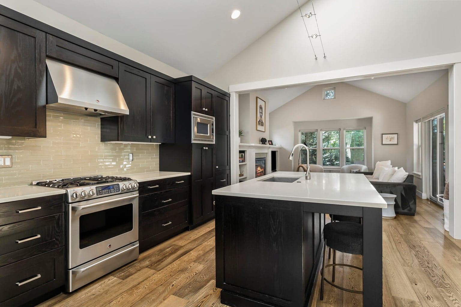 Photo of 1346 NW Elgin Avenue 12 of 47