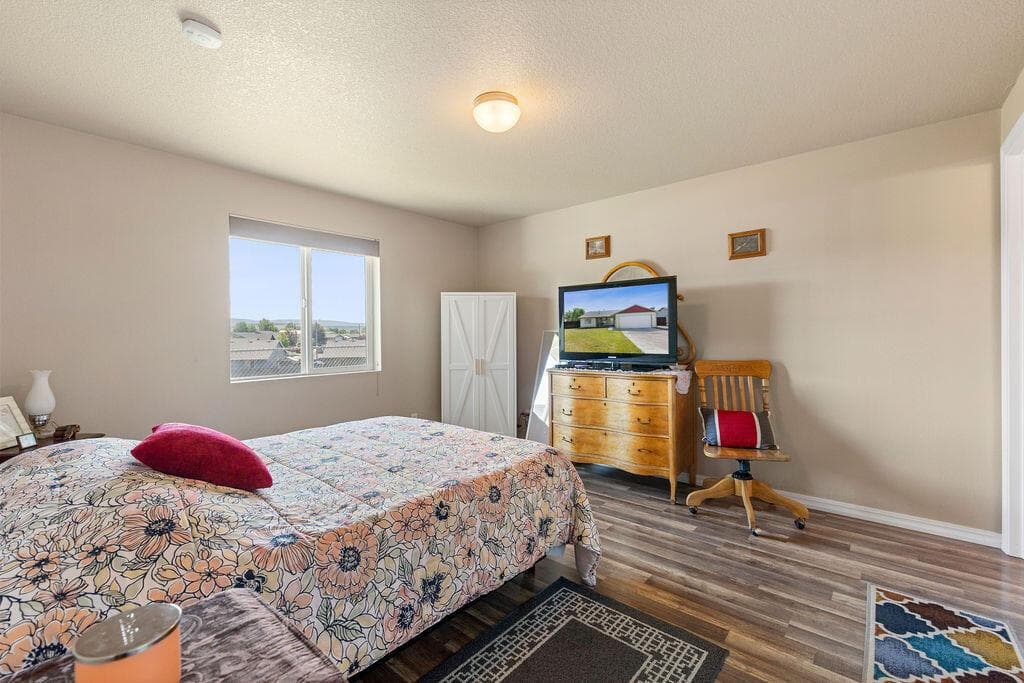 Photo of 2486 NE Bobbi Place 16 of 23