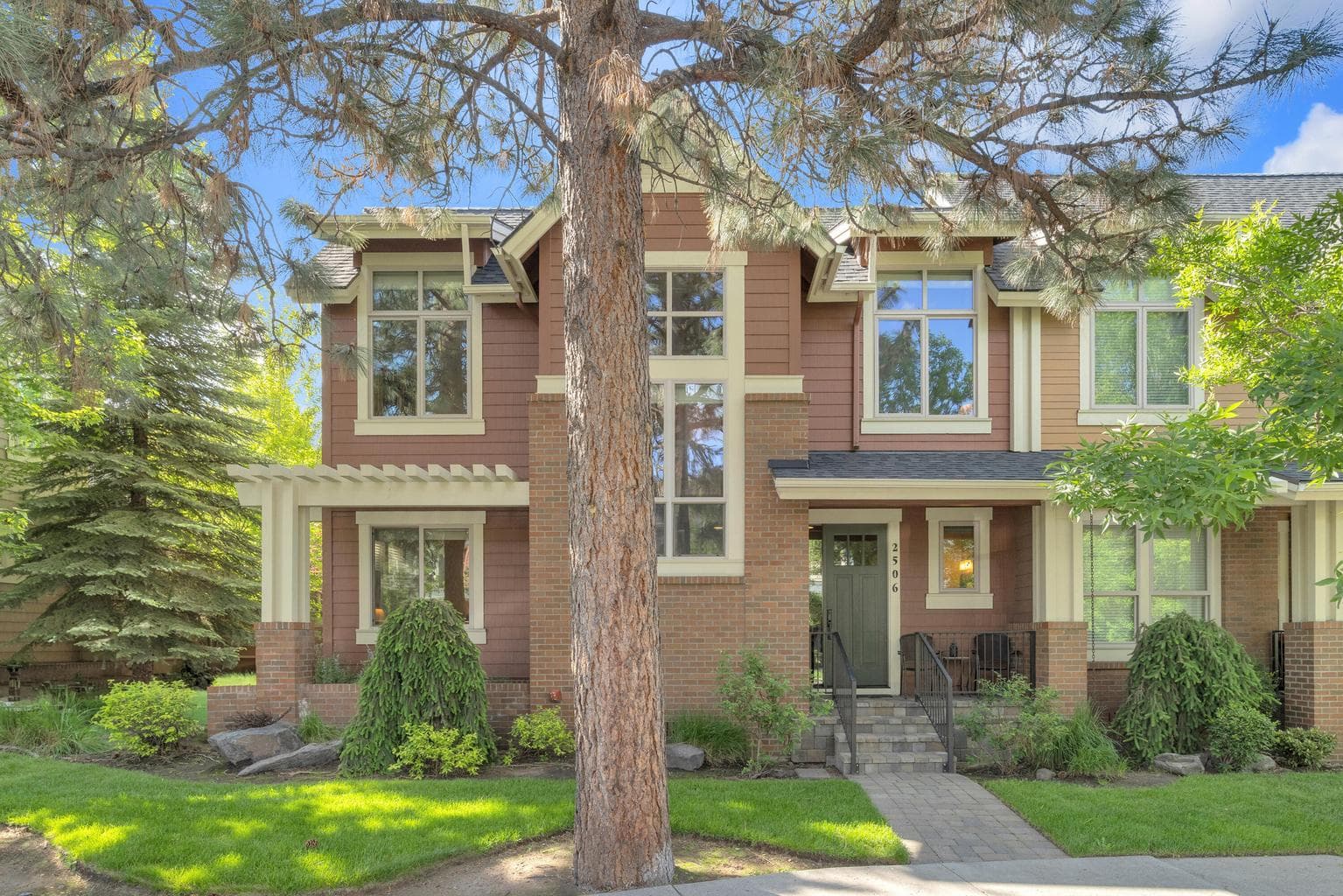 Sunny end unit in Northwest Crossing. Walk to Compass Park, the Farmer's Market, NWX shops, restaurants and the Grove, schools and trails.