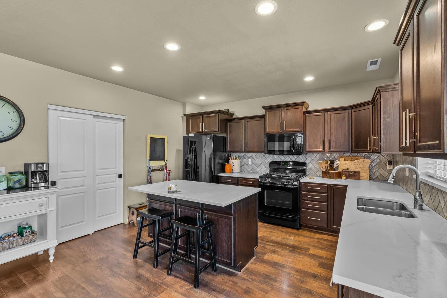 Photo of 802 NW Green Forest Circle 7 of 24