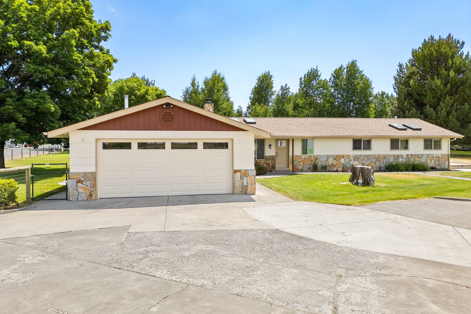 Attached 2 car garage