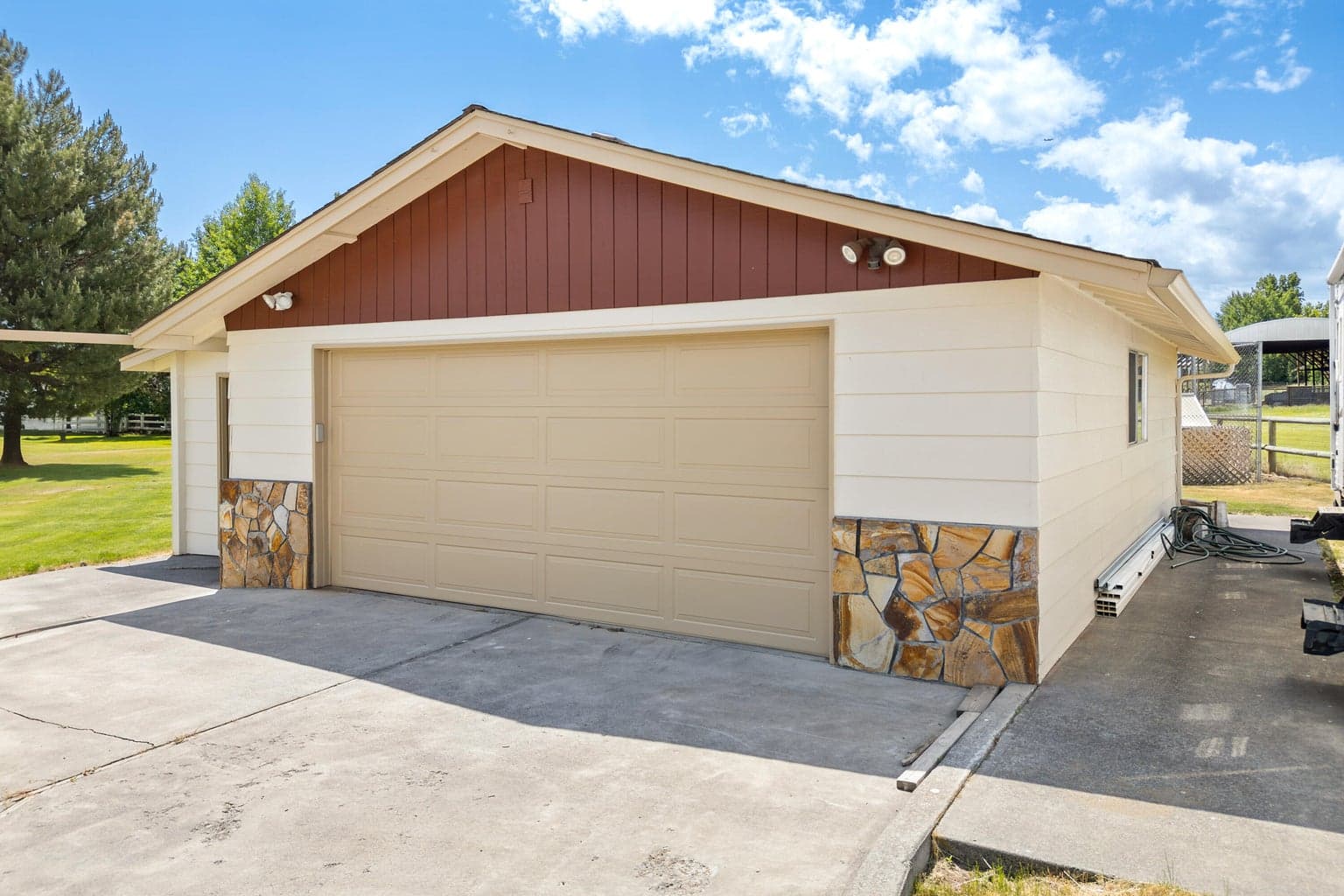 Detached 2 car garage