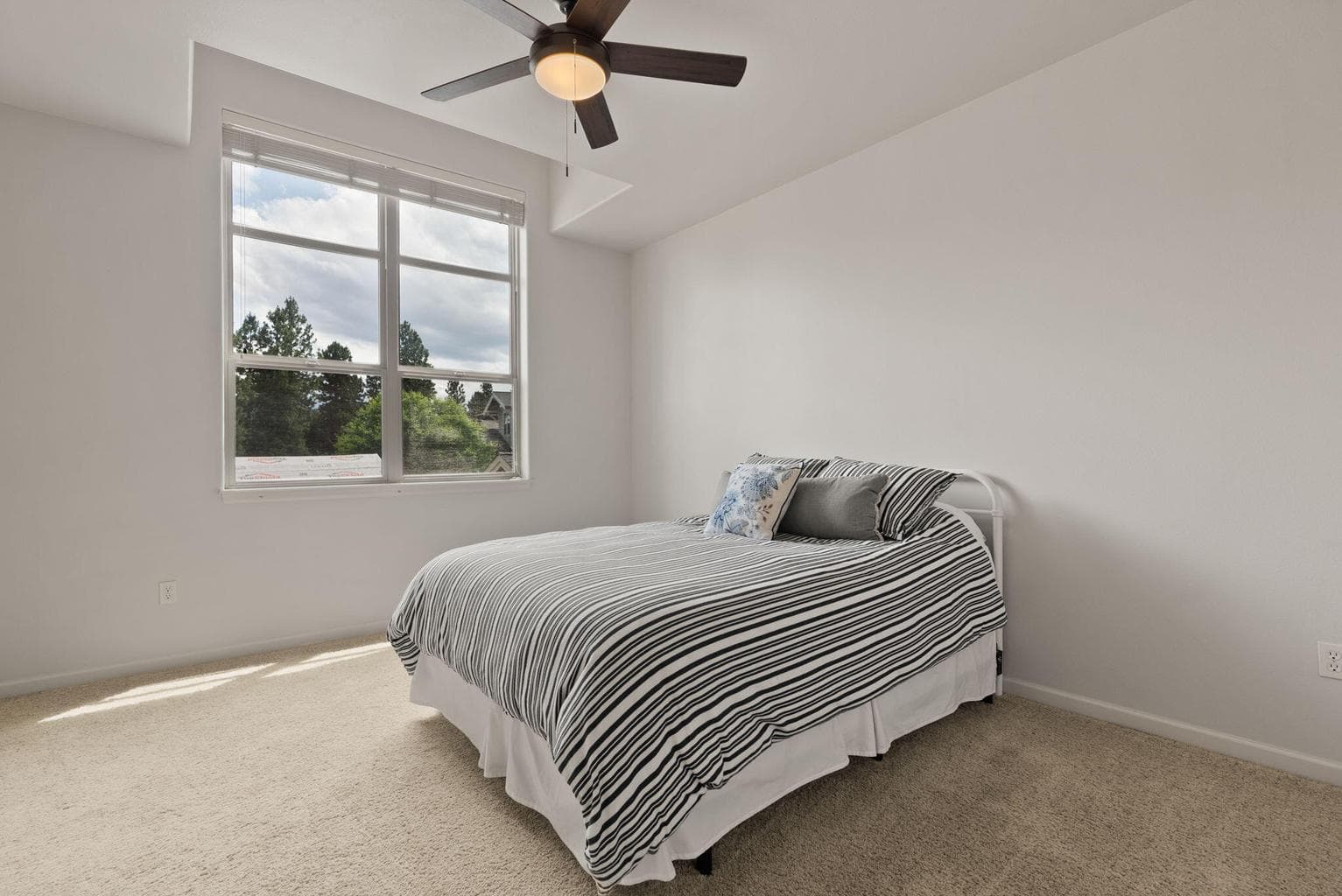 Photo of 2511 NW Crossing Drive 14 of 35