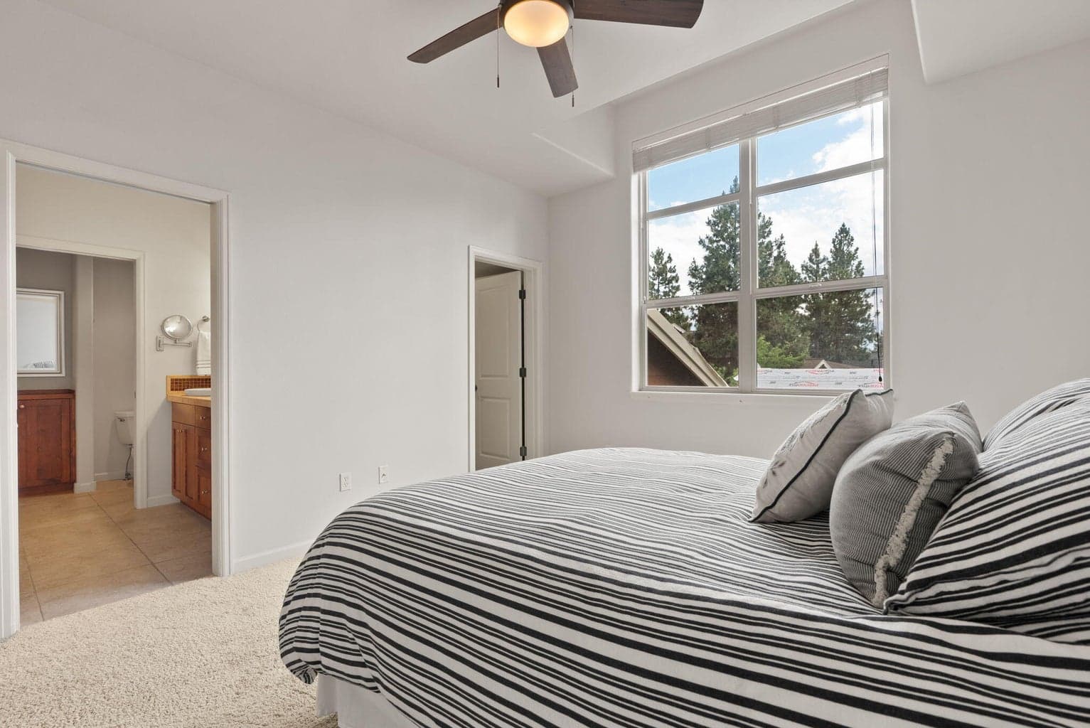 Photo of 2511 NW Crossing Drive 15 of 35