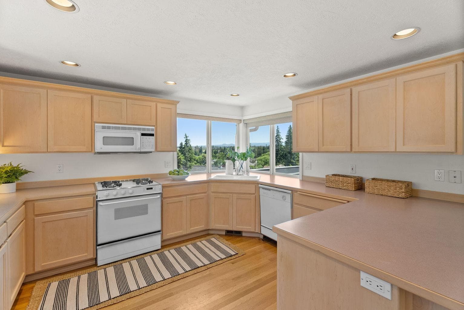 Photo of 515 NW Trenton Avenue 14 of 37