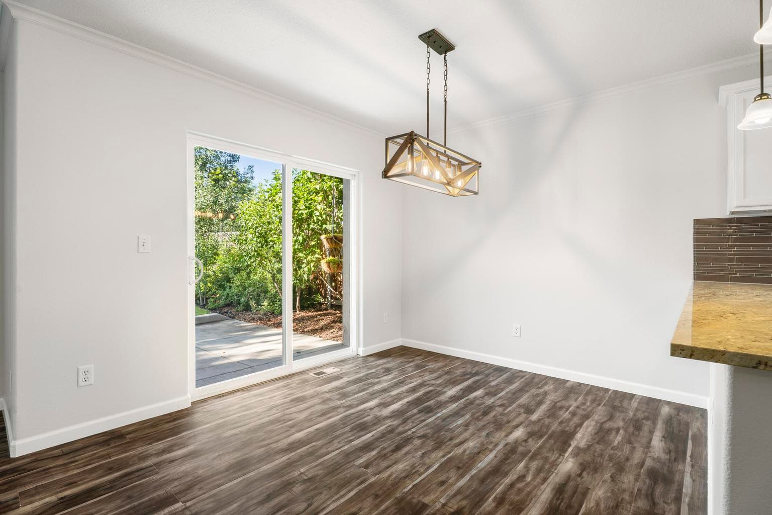 Photo of 2944 SW Deschutes Drive 8 of 38
