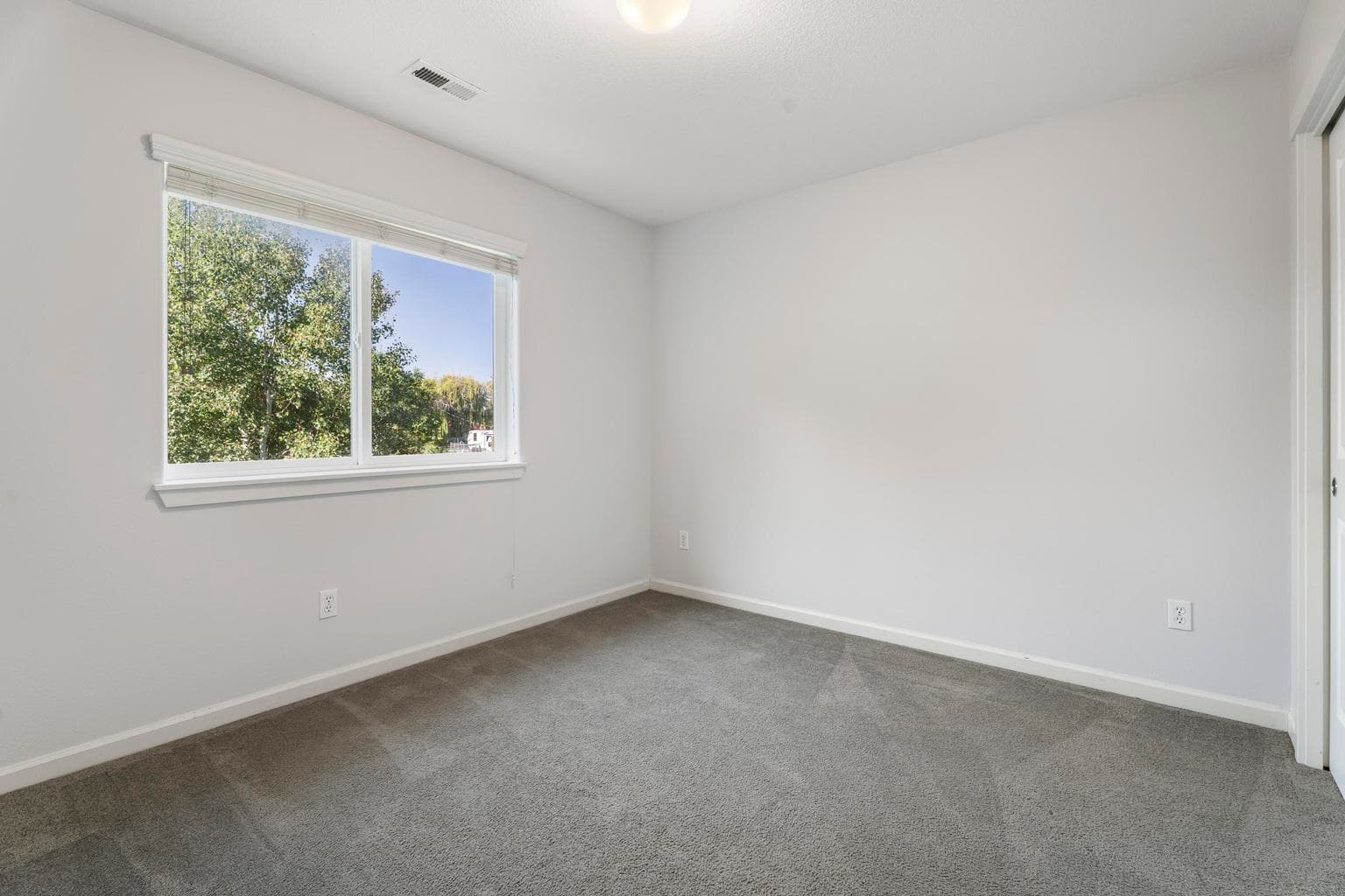 Photo of 2944 SW Deschutes Drive 17 of 38