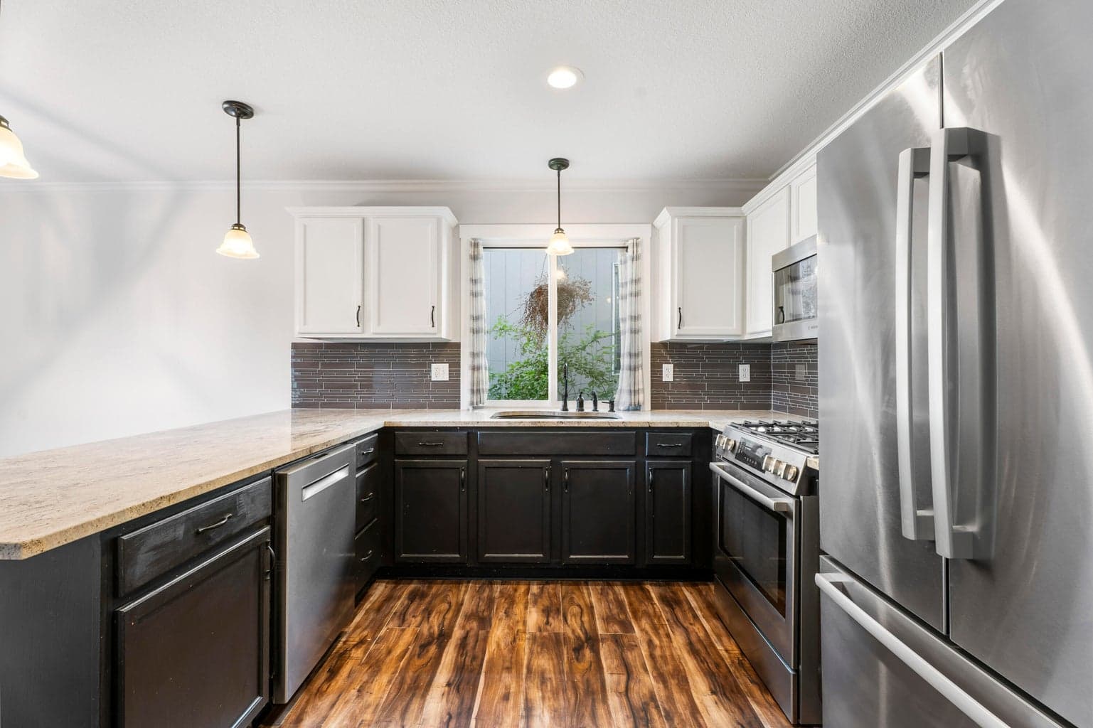 Photo of 2944 SW Deschutes Drive 7 of 38