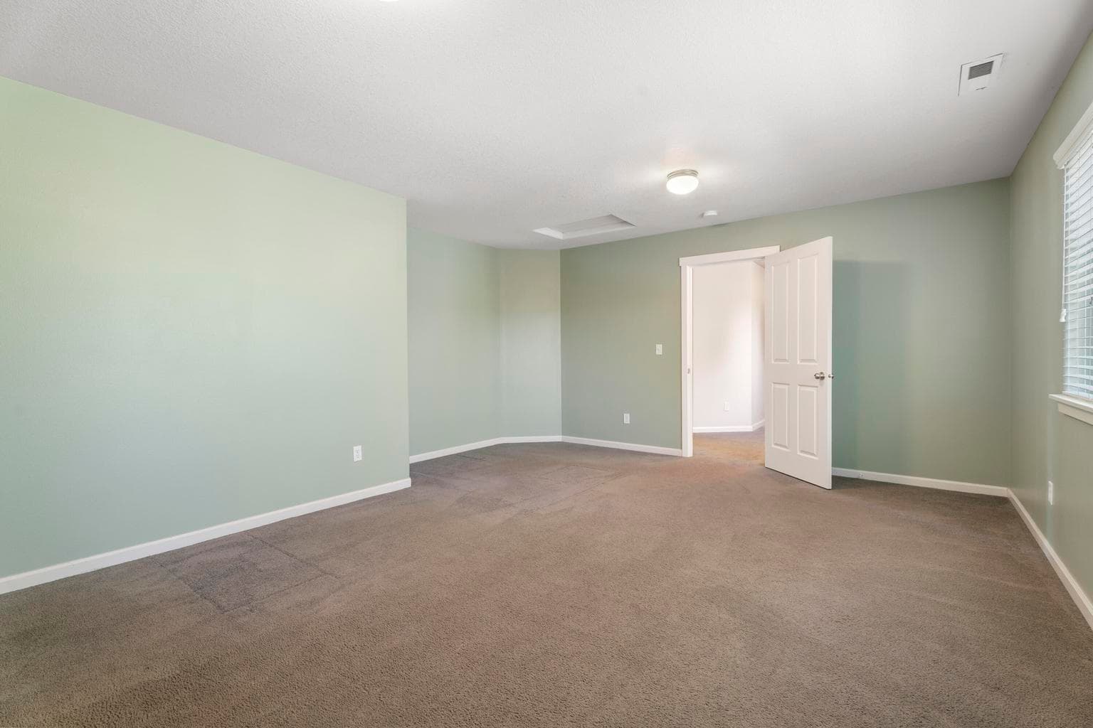 Photo of 2944 SW Deschutes Drive 14 of 38