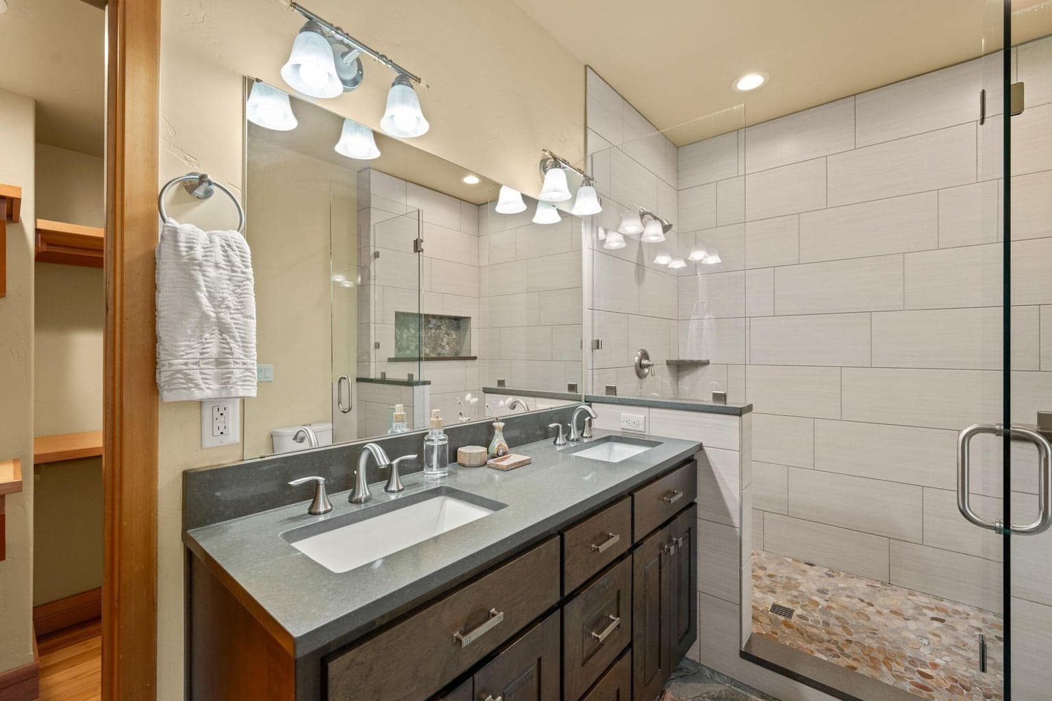 Primary bath, granite counter
