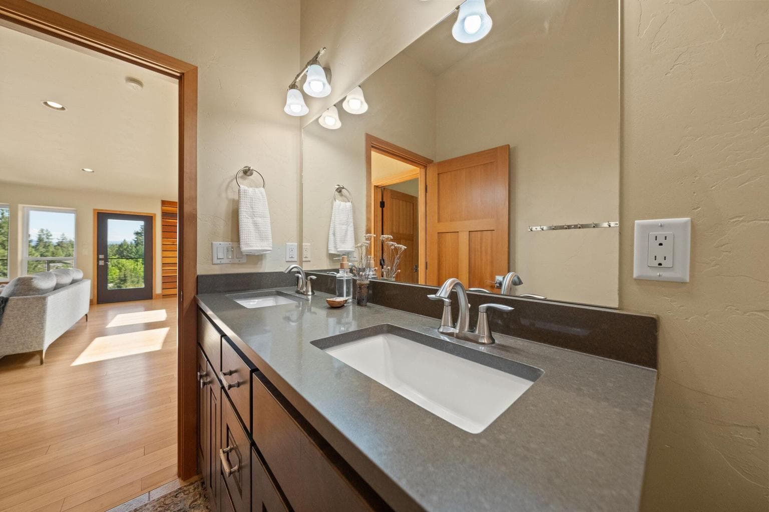 Upstairs bathroom, granite and tile