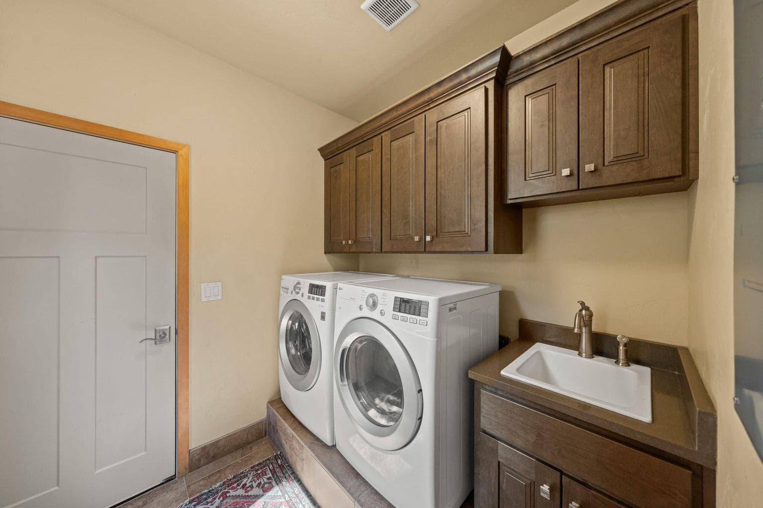 Laundry/mudroom with utility sink