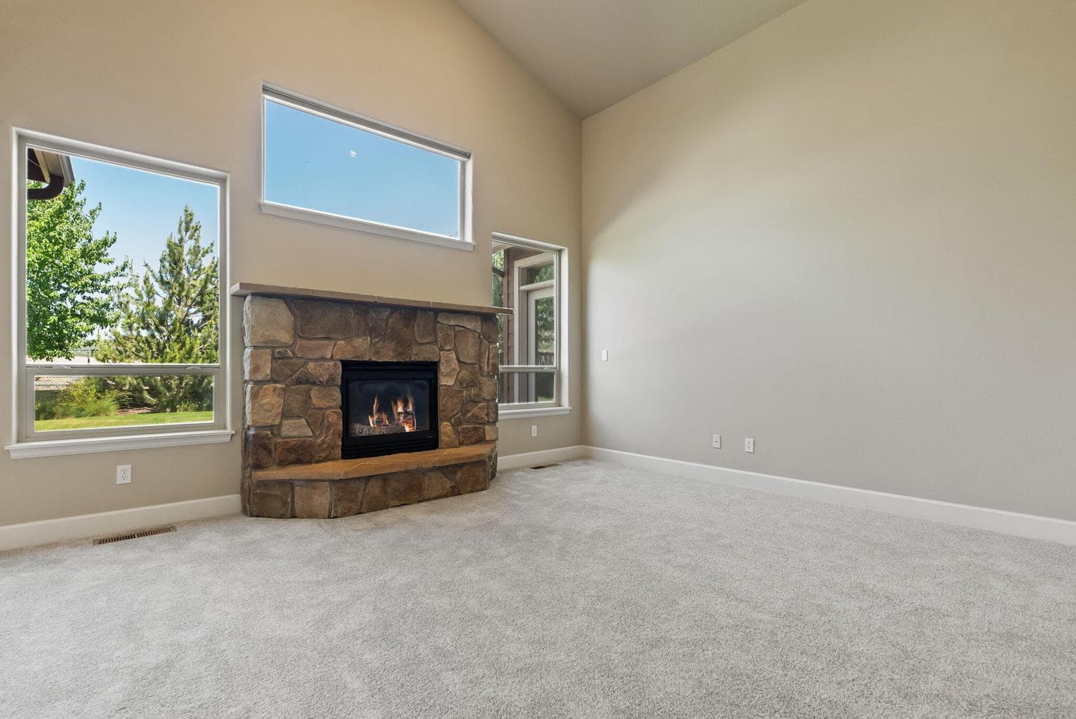 Photo of 1182 NE Hudspeth Lane 6 of 43