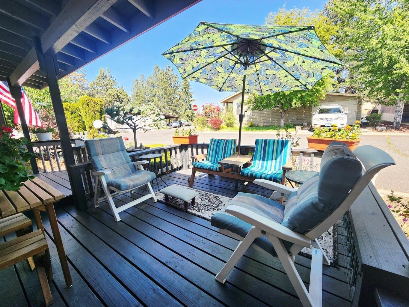 Front deck is great for relaxing and bar b q ing.