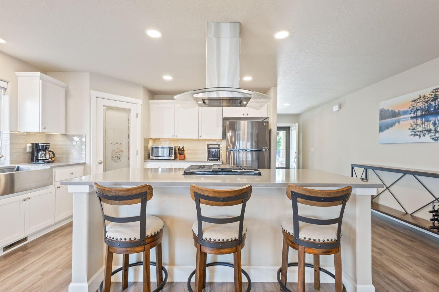 Light & Bright Kitchen w/island