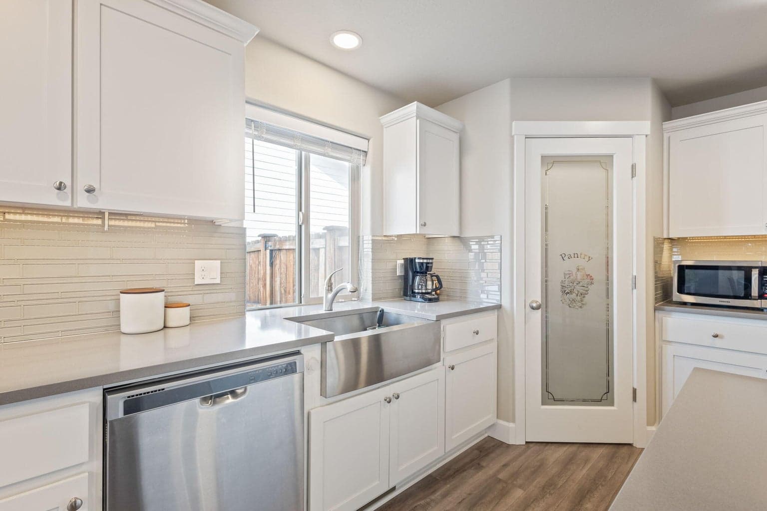 LIght & Bright Kitchen w/walk in Kitchen