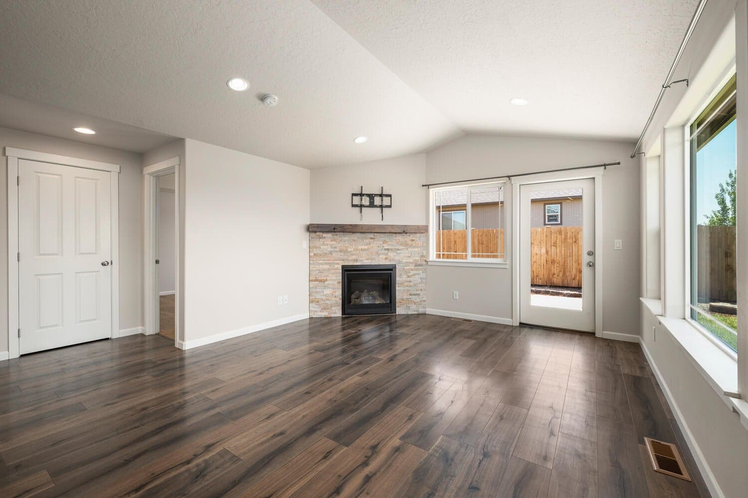 living room, backdoor, primary to left