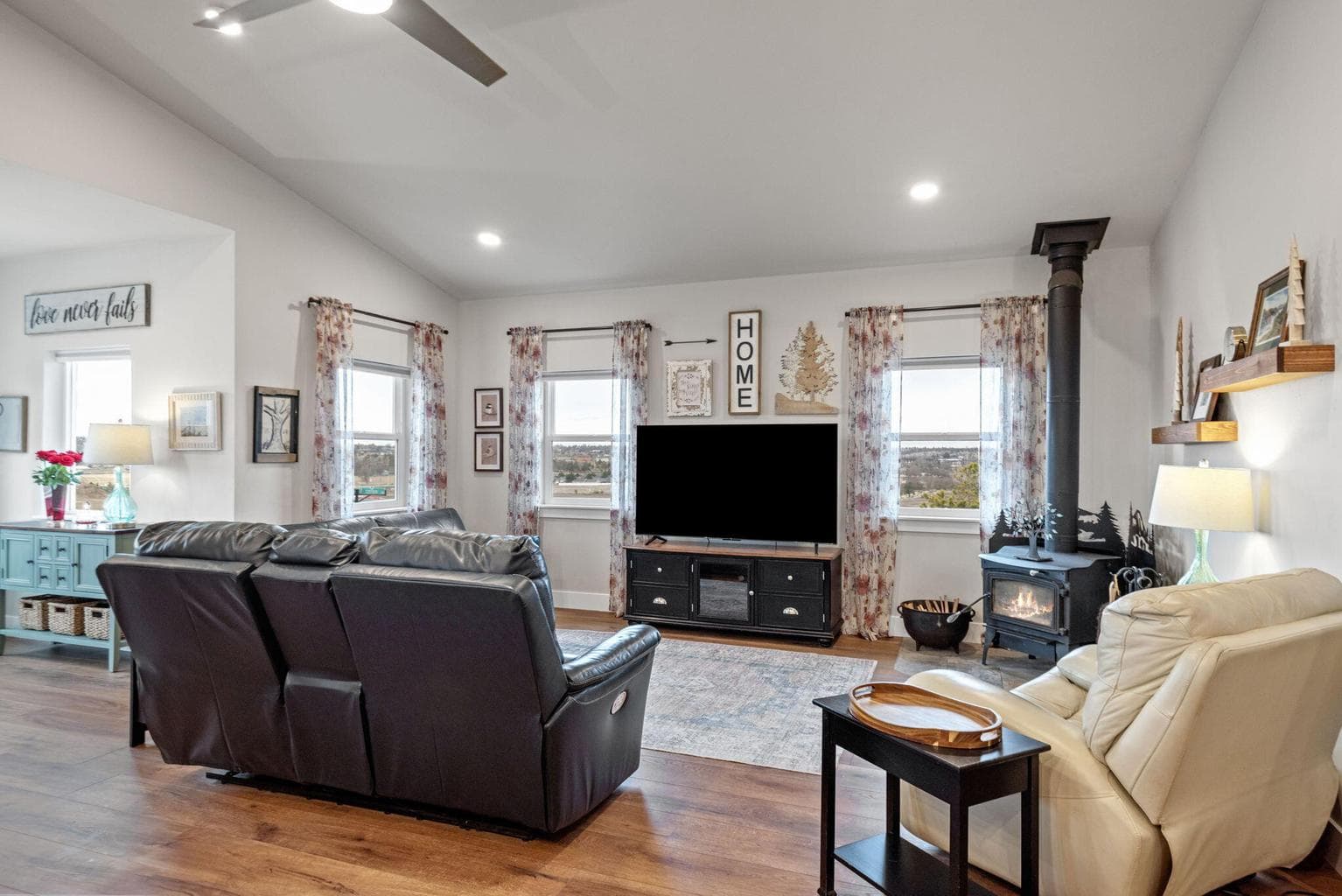 Photo of 1024 SE Bluegrass Lane 7 of 46