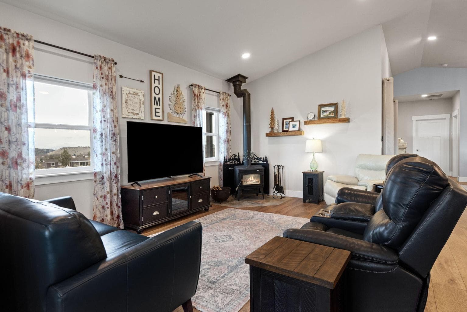 Photo of 1024 SE Bluegrass Lane 8 of 46