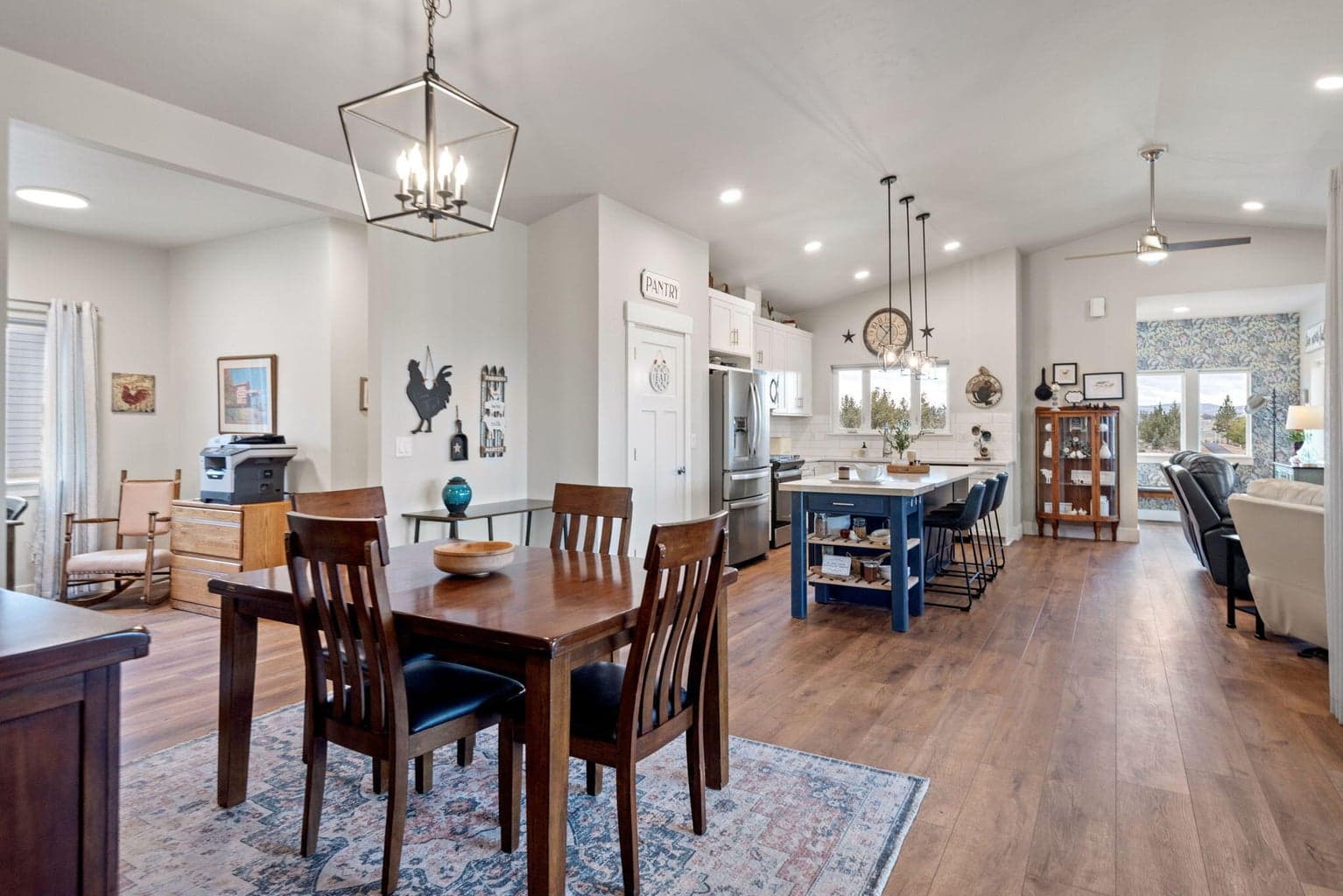 Photo of 1024 SE Bluegrass Lane 9 of 46