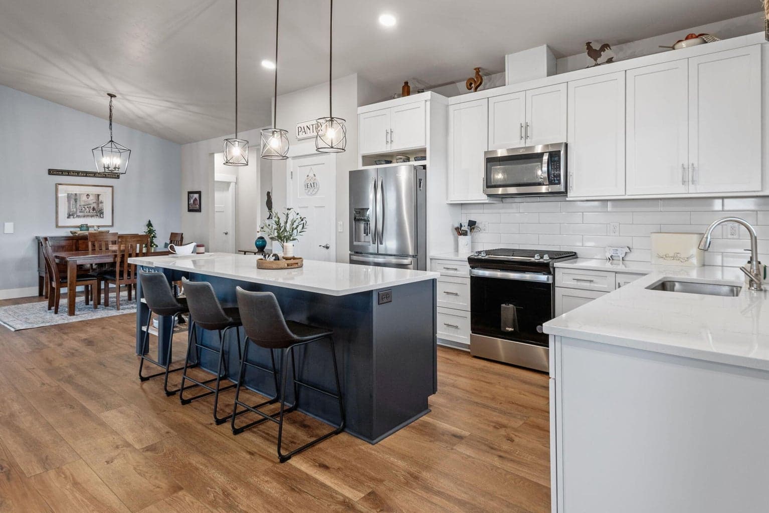 Photo of 1024 SE Bluegrass Lane 10 of 46