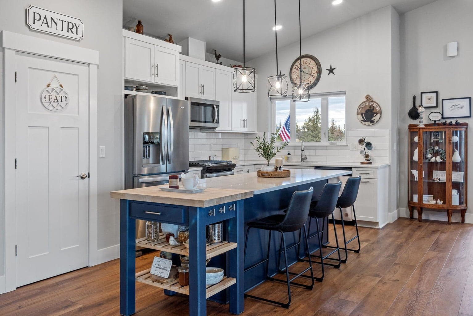 Photo of 1024 SE Bluegrass Lane 12 of 46