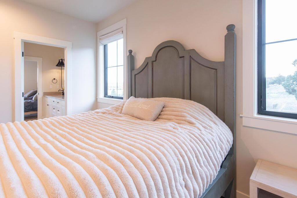 Photo of 9909 NW Coyner Avenue 45 of 60