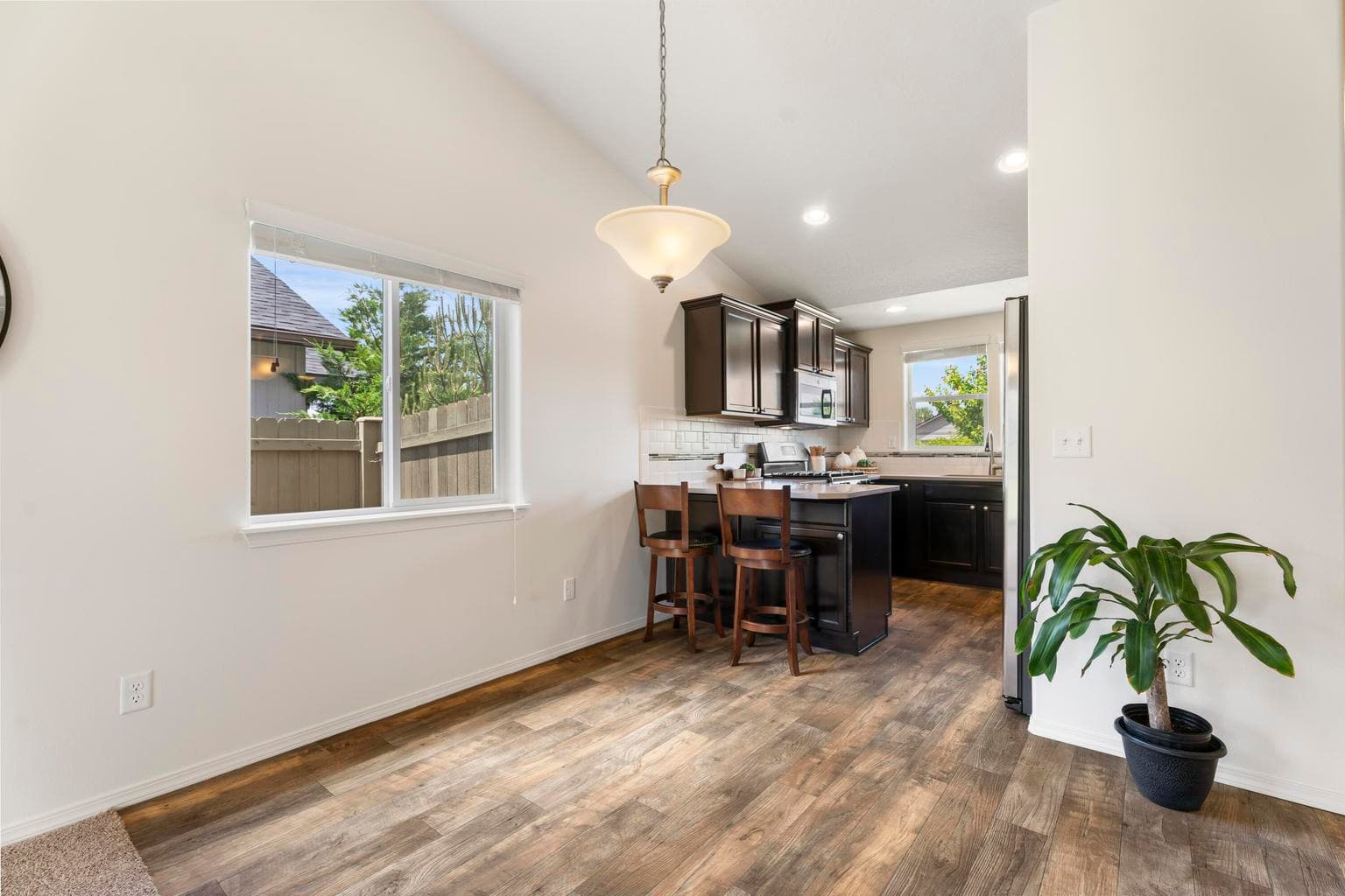 Photo of 480 NE Poplar Avenue 10 of 33